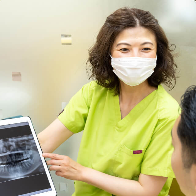 日本矯正歯科学会認定医の女性歯科医師